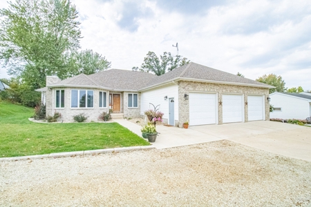 Anamosa Iowa Home for Sale - image 1
