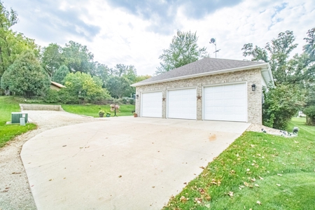 Anamosa Iowa Home for Sale - image 2