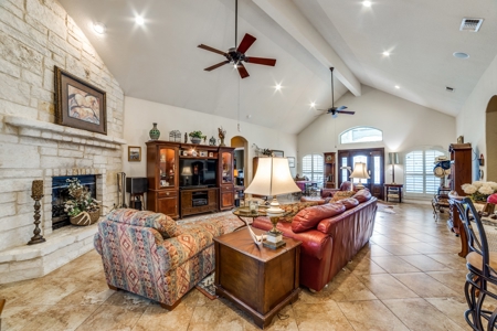 Luxury Home on 10 Acres South of San Antonio, Texas - image 6