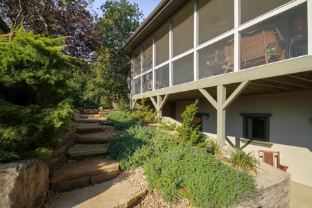 Secluded Luxury Home & Land Close to West Plains Missouri - image 42