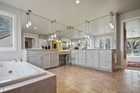 Secluded Luxury Home & Land Close to West Plains Missouri - image 26