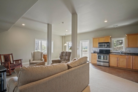 Secluded Luxury Home & Land Close to West Plains Missouri - image 35