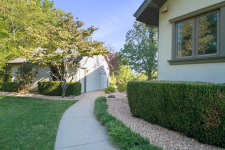 Secluded Luxury Home & Land Close to West Plains Missouri - image 43