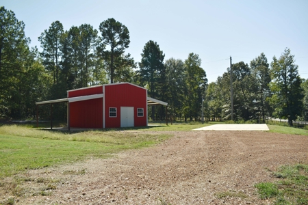 East Texas Country Home on 10 Acres in Atlanta, Texas - image 15