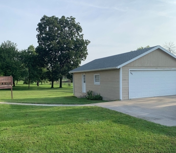 Charming 3 Bedroom Ranch Home In Quaint Small Town - image 14