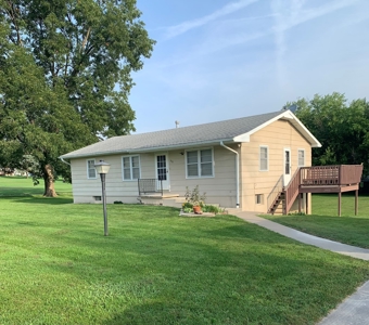 Charming 3 Bedroom Ranch Home In Quaint Small Town - image 11