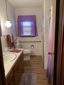 Charming 3 Bedroom Ranch Home In Quaint Small Town - image 16