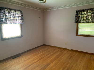 Charming 3 Bedroom Ranch Home In Quaint Small Town - image 18
