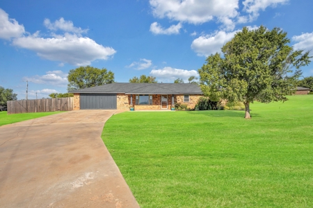 Home For Sale In Sayre, Oklahoma - image 7
