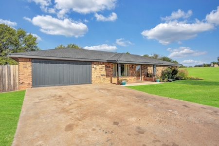 Home For Sale In Sayre, Oklahoma - image 8