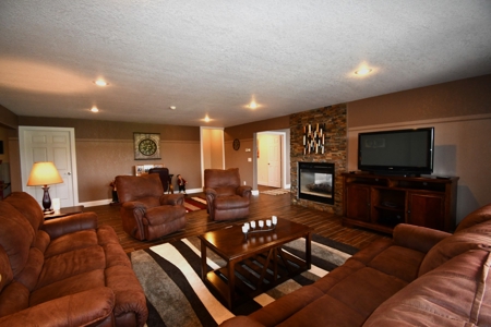 6 Bed 5 Bath Home sits on 20 Acres on the Golf Course - image 28
