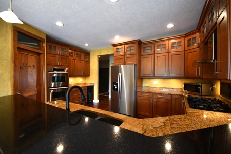 6 Bed 5 Bath Home sits on 20 Acres on the Golf Course - image 9
