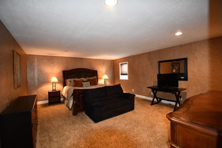 6 Bed 5 Bath Home sits on 20 Acres on the Golf Course - image 33