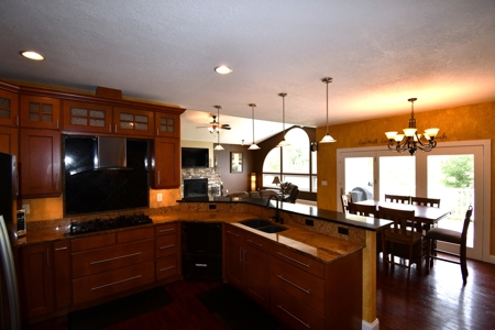 6 Bed 5 Bath Home sits on 20 Acres on the Golf Course - image 12