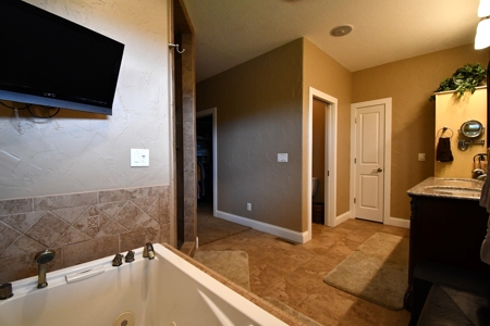 6 Bed 5 Bath Home sits on 20 Acres on the Golf Course - image 21