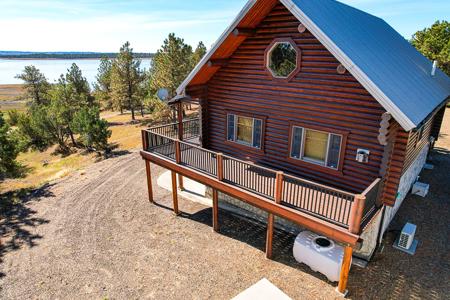 The Pines Hideaway: A Fort Peck Lake Log Cabin Retreat - image 7