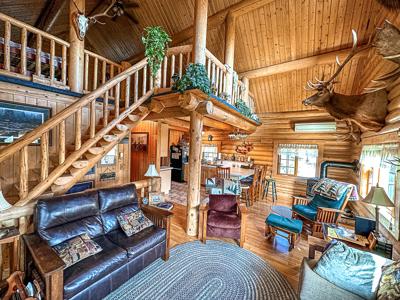 The Pines Hideaway: A Fort Peck Lake Log Cabin Retreat - image 33