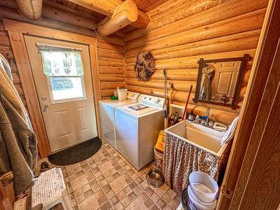 The Pines Hideaway: A Fort Peck Lake Log Cabin Retreat - image 24