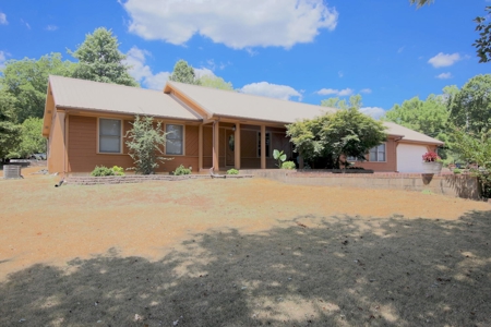 Home in Town For Sale in Thayer, MO - image 2