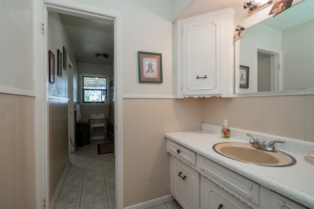 East Texas Ranch and Country Home along Little Cypress Bayou - image 23