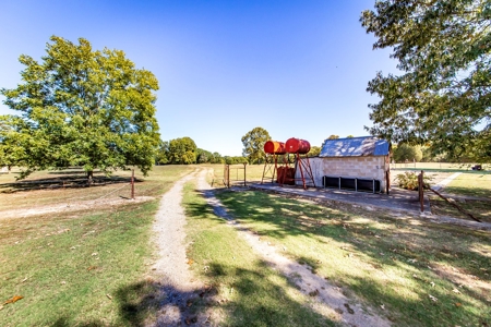 Picturesque Farm on the Arkansas River - image 24