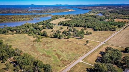 Picturesque Farm on the Arkansas River - image 25