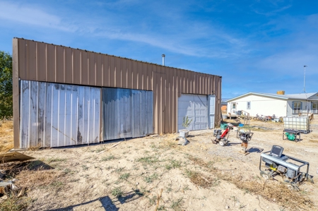 Country Home with Room For Livestock in Austin Colorado - image 3