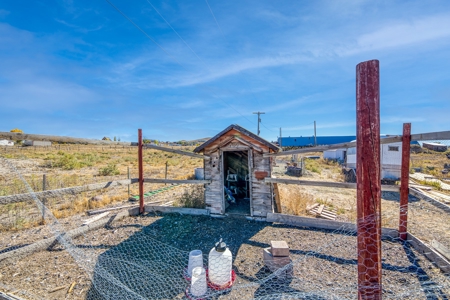 Country Home with Room For Livestock in Austin Colorado - image 4