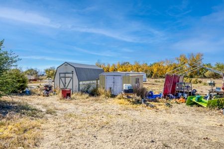Country Home with Room For Livestock in Austin Colorado - image 6