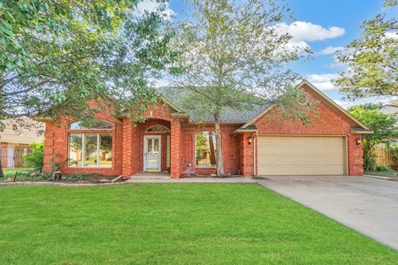 Home For Sale In Altus, Oklahoma - image 3