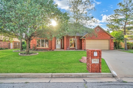 Home For Sale In Altus, Oklahoma - image 2