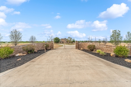 Impeccable remodeled Home on 49.9 acres -Bring the Horses - image 36