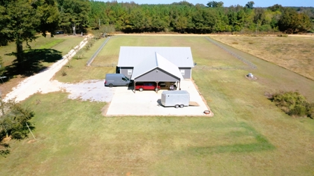 Charming 4-Bedroom, 3-Bathroom Barndominium in Rutledge, AL - image 41