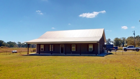 Charming 4-Bedroom, 3-Bathroom Barndominium in Rutledge, AL - image 2