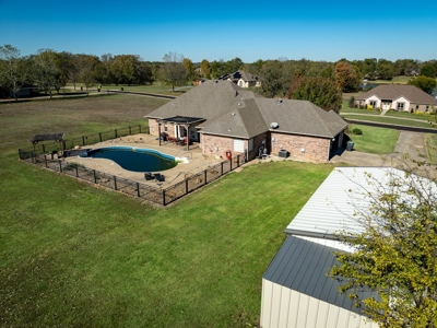 Beautiful Home with Inground Pool in Powderly TX - image 10