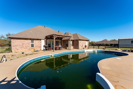 Beautiful Home with Inground Pool in Powderly TX - image 43