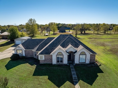 Beautiful Home with Inground Pool in Powderly TX - image 12