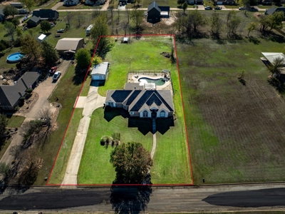 Beautiful Home with Inground Pool in Powderly TX - image 3