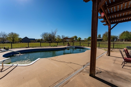 Beautiful Home with Inground Pool in Powderly TX - image 45