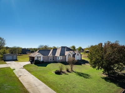 Beautiful Home with Inground Pool in Powderly TX - image 11