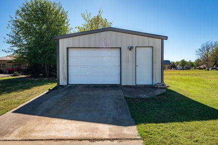 Beautiful Home with Inground Pool in Powderly TX - image 18