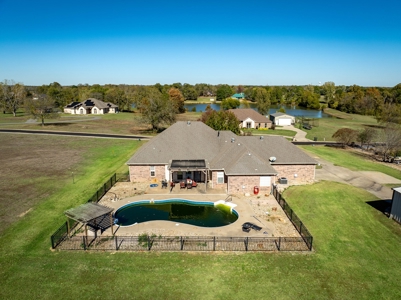 Beautiful Home with Inground Pool in Powderly TX - image 6