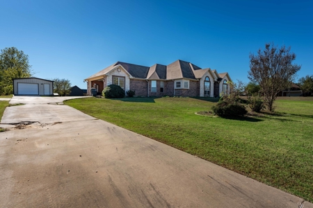 Beautiful Home with Inground Pool in Powderly TX - image 17