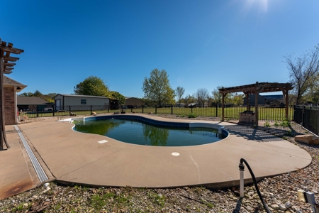 Beautiful Home with Inground Pool in Powderly TX - image 42