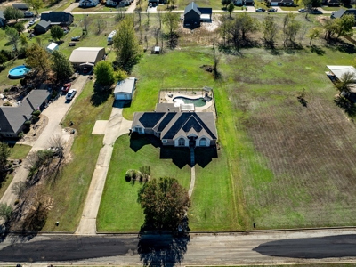 Beautiful Home with Inground Pool in Powderly TX - image 2