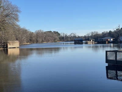 Elegant Lake Home with Comfortable Boathouse. - image 38