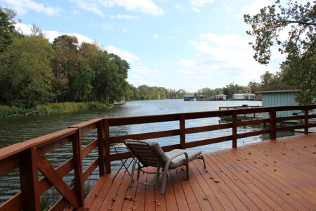 Elegant Lake Home with Comfortable Boathouse. - image 7