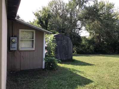 Traditional 2 Story Home in Ava  with Spacious Back Yard - image 7