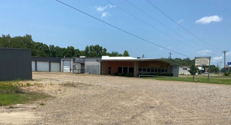Commercial Building for Sale with 215 Feet of Hwy Frontage - image 1