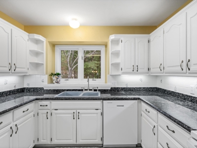 Waterfront Holly Lake Ranch East Texas  4/3.5/3 On 2 Acres - image 22